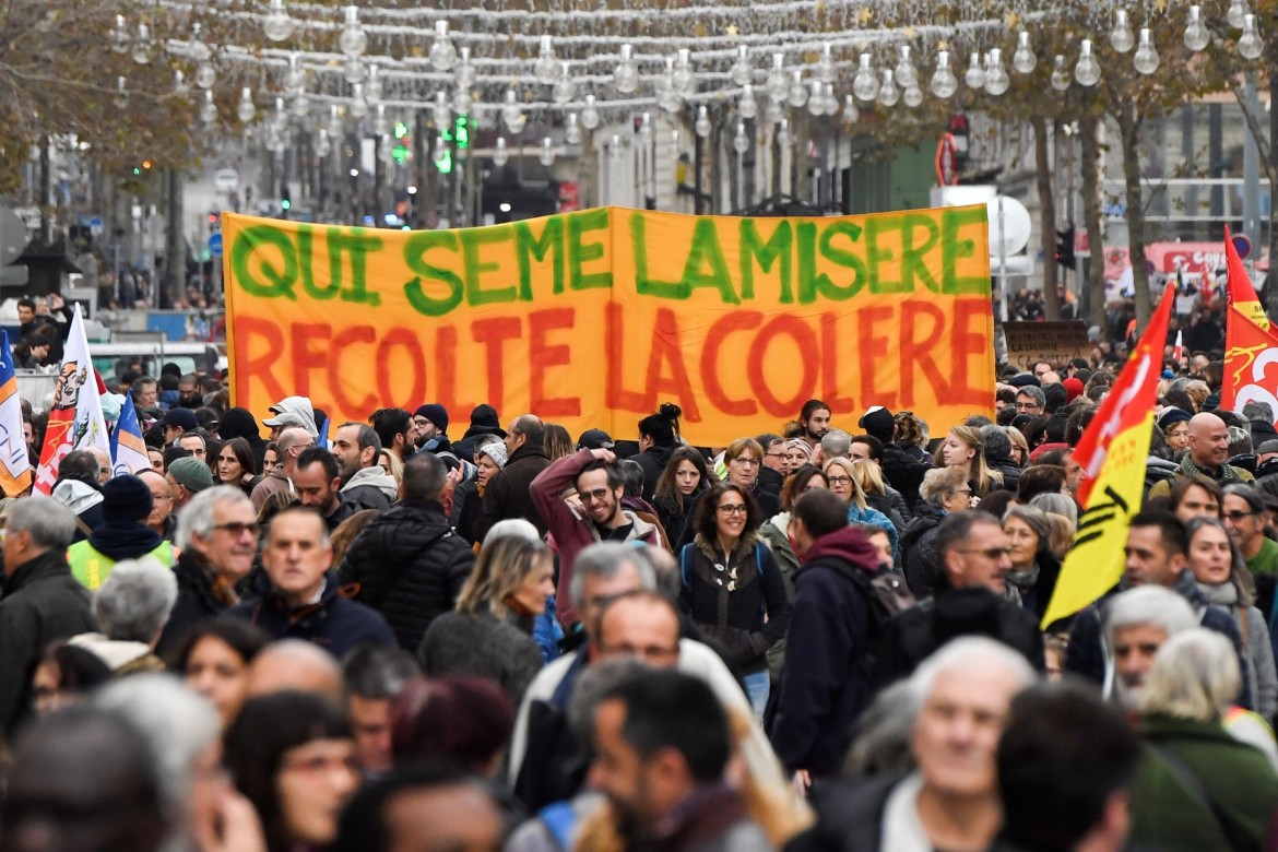 LA FRANCIA DAI GILET GIALLI ALLO SCIOPERO CONTRO LA RIFORMA DELLE PENSIONI